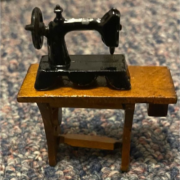 unsure Other Vintage Miniature Sewing Machine And Table Scale 12